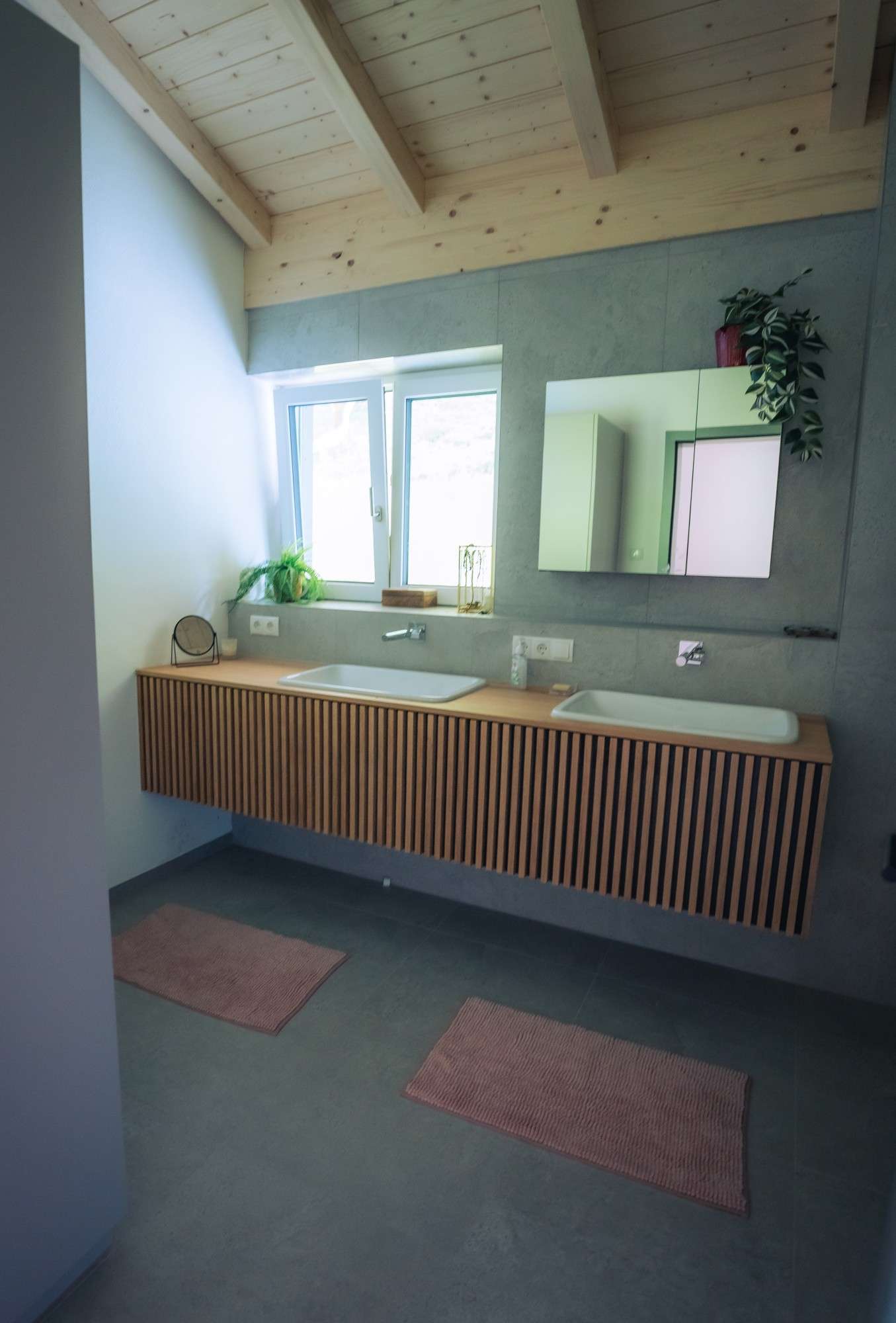 Badezimmer mit Lamellen-Waschtisch-Möbel